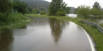 Déšť a tání sněhu zvedly hladiny toků na desítce míst na první povodňový stupeň