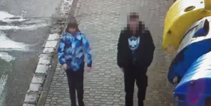 Pohřešovaný 12letý chlapec z Hradecka je v Praze, zřejmě s mladým mužem