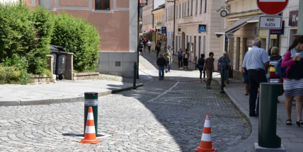Policie odložila trestní oznámení na výběrové řízení zakázky výsuvných sloupků v Pražské ulici