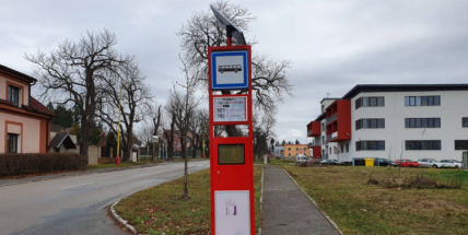 Několik tisíc označníků na autobusových zastávkách po celém kraji bude zářit novotou