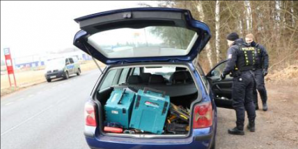 Policisté zadrželi recidivisty, kteří na Příbramsku vykrádali auta