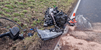 Z auta po nárazu do stromu vyletěl motor, řidič vyvázl bez zranění