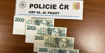 Podvodník zaplatil desítky tisíc za telefony bankovkami určenými pro filmování