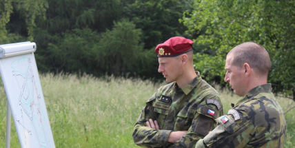 Fialova vláda podpořila vyslání vojenských policistů na Ukrajinu