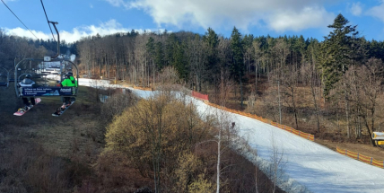 Do středočeských areálů míří přes dostatek sněhu méně lyžařů, odrazuje je déšť