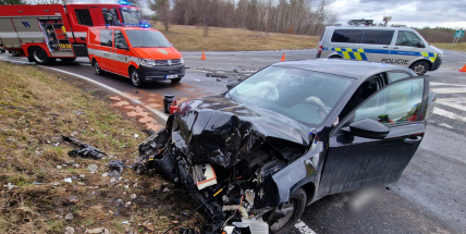 U Dobříše se střetla dvě auta, škoda 300 tisíc korun