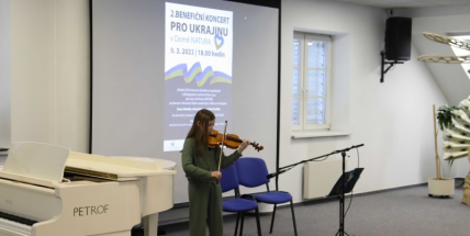 Tóny žáků i učitelů zněly pro Ukrajinu v příbramském Domě NATURA
