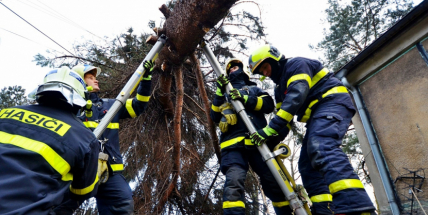 Střední Čechy bičuje silný nárazový vítr. Plné ruce práce mají především hasiči