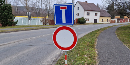 V Příbrami se do konce srpna uzavírá Školní ulice. Silničáři již umístili nové dopravní značky