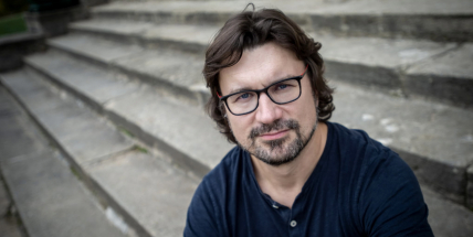 Vychází Tajný život domorodců, debutový román o krizi mužství a bilancování v poločase