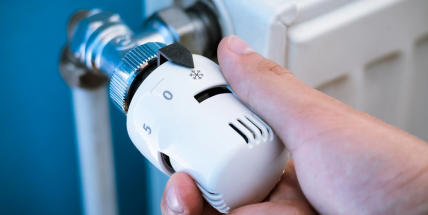 Domácnosti kvůli vysokým nákladům méně topí, omezují i jiné výdaje