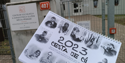 V příbramském nízkoprahu mají vlastní kalendář, na kresbách jsou lidé bez domova