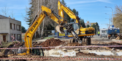 Video: Silničáři začali demolovat první ze dvou mostů ve Školní ulici