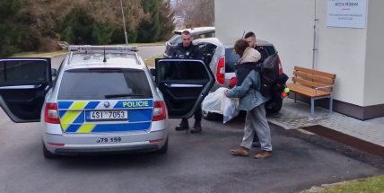 Černí pasažéři pod vlivem alkoholu a drog napadli průvodčího i záchranáře