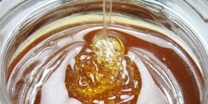 Žena z domu ukradla dvě kila medu a 500 korun