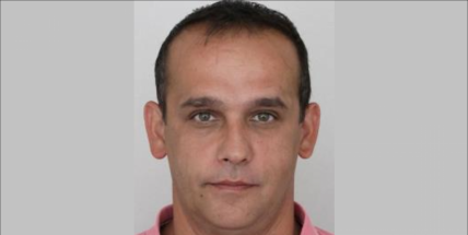 Policisté pátrají po muži, na kterého byl vydán příkaz k zatčení