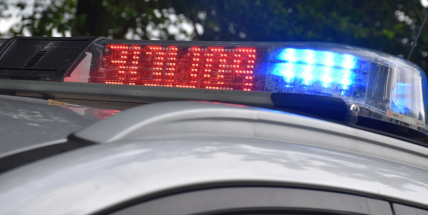 Opilý řidič ujížděl policejní hlídce, z auta vylezl až po hrozbě namířenou zbraní