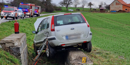 Auto u Březnice se zastavilo až o propustek, řidič se lehce zranil