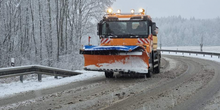 Sněžení, vítr a namrzající vozovky místy komplikují dopravu v Česku
