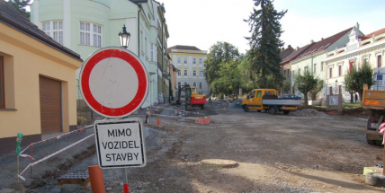 Práce v Hrabákově ulici budou probíhat i o víkendu