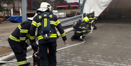Příbramští hasiči nacvičovali v Kovohutích likvidaci požáru baterie