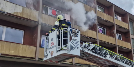 Video: Hasiči likvidují požár v příbramské ubytovně, probíhá evakuace obyvatel