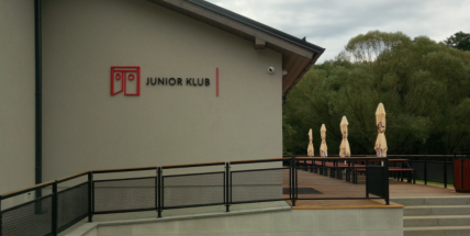 Koncerty, karaoke i promítání s besedou – to je duben v Junior klubu