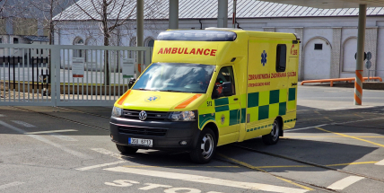 Pro popáleného muže od roztaveného olova letěl do Kovohutí vrtulník