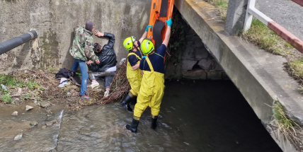 Video: U koloniálu na Rynečku spadl opilý muž do potoka, vyprostit ho museli hasiči