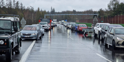 Dálnici D4 uzavřela nehoda tří aut, nikdo se nezranil
