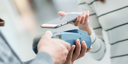 Mobilem platí v ČR 39 % lidí, bez peněženky chodí čtvrtina Čechů