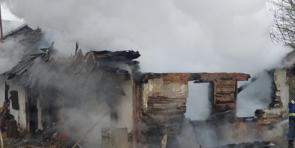 V obci Radíč hoří dům, s plameny bojuje pět hasičských jednotek