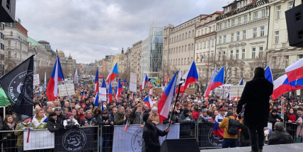 Tisíce lidí demonstrovaly v Praze proti vládě, pochodovaly centrem města