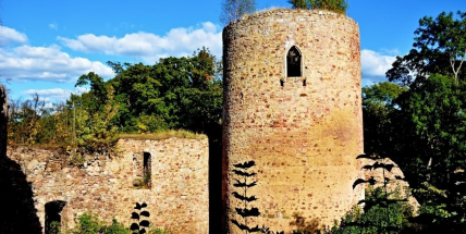 Záhadná Bílá paní na Valdeku radí zoufalcům, pomáhá chudobným a potřebným