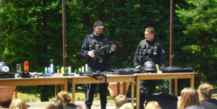 Policie prezentovala svou práci na dětských táborech