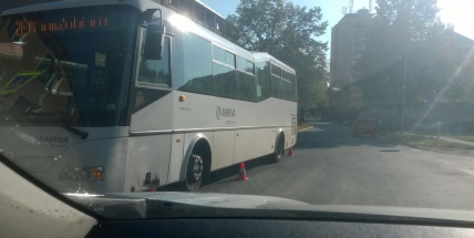 Dopravu na sídlišti komplikuje nehoda autobusu s osobním vozem