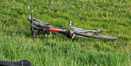 Pro těžce zraněnou cyklistku na Příbramsku letěl vrtulník
