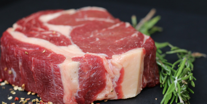 Maso jí téměř denně 54 procent Čechů