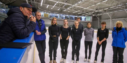 Příbramské krasobruslařky se v Ostravě zúčastnily týdenního kempu pod vedením kouče olympijského vítěze