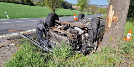 U Višňové narazilo auto do stromu, z děsivé nehody vyvázl řidič bez zranění