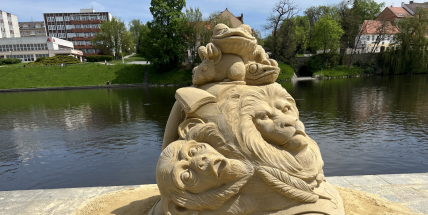 Tip na výlet: Na náplavce u Kamenného mostu v Písku jsou obří pískové sochy