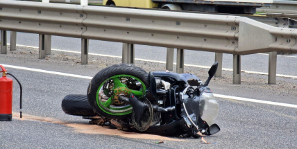Zfetovaný motorkář havaroval na D4, policisté jízdní pruh uzavřeli
