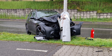 Opilý řidič BMW narazil v Březnické ulici do sloupu lampy veřejného osvětlení