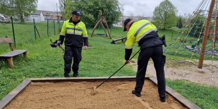 S detektorem kovů na injekční stříkačky. Příbramští strážníci kontrolovali dětská pískoviště