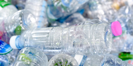 Zálohování PET lahví a plechovek se má týkat nápojů o objemu 0,1 l až tři litry