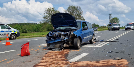 Na Evropské se srazila dvě auta, tři zranění