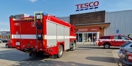 Dvě hasičské jednotky vyjížděly k nahlášenému požáru v objektu OC Tesco