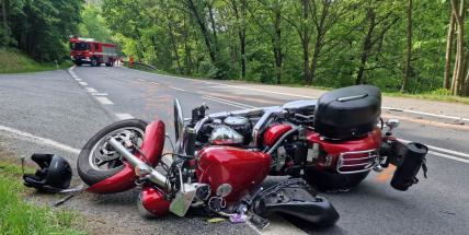 Motorkář u obce Obory zřejmě nedal přednost autu na hlavní silnici, do nemocnice ho přepravil vrtulník