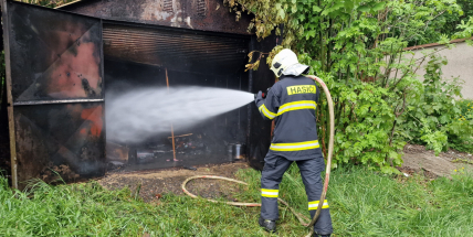 Hasiči zasahují u požáru garáže v Březnické ulici. V místě, kde uhořeli již dva bezdomovci