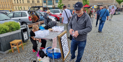 Bleší trh na příbramském náměstí i přes deštivé počasí přilákal spoustu lidí